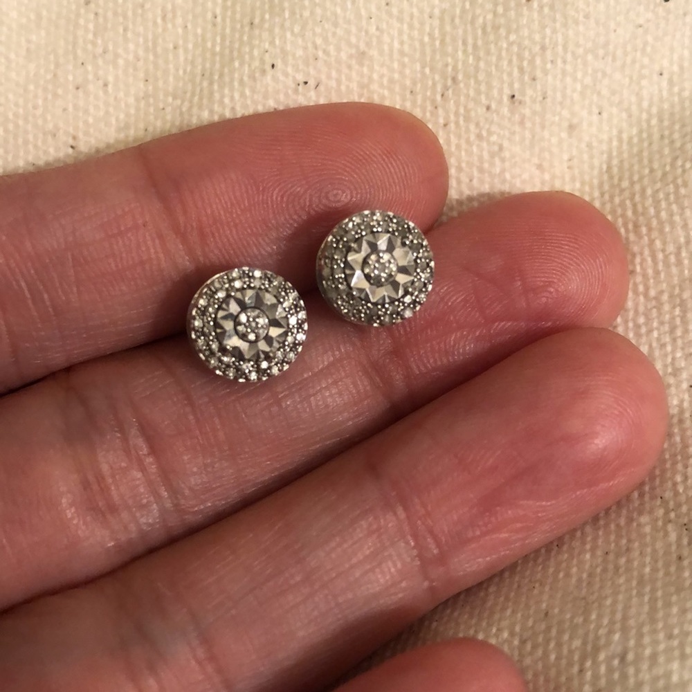 💎 1/10 ct. t.w. Double Halo Diamond Earrings Set in Sterling Silver - Picture 5 of 14